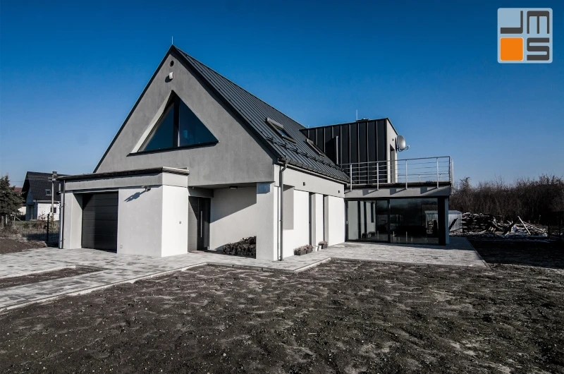 Nowo wybudowany dom jednorodzinny w stanie surowym zamkniętym z zainstalowanymi oknami i dachem