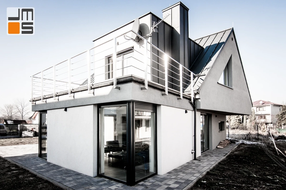 Elewacje nowoczesnego domu jednorodzinnego z dużymi przeszkleniami i balustradą tarasu