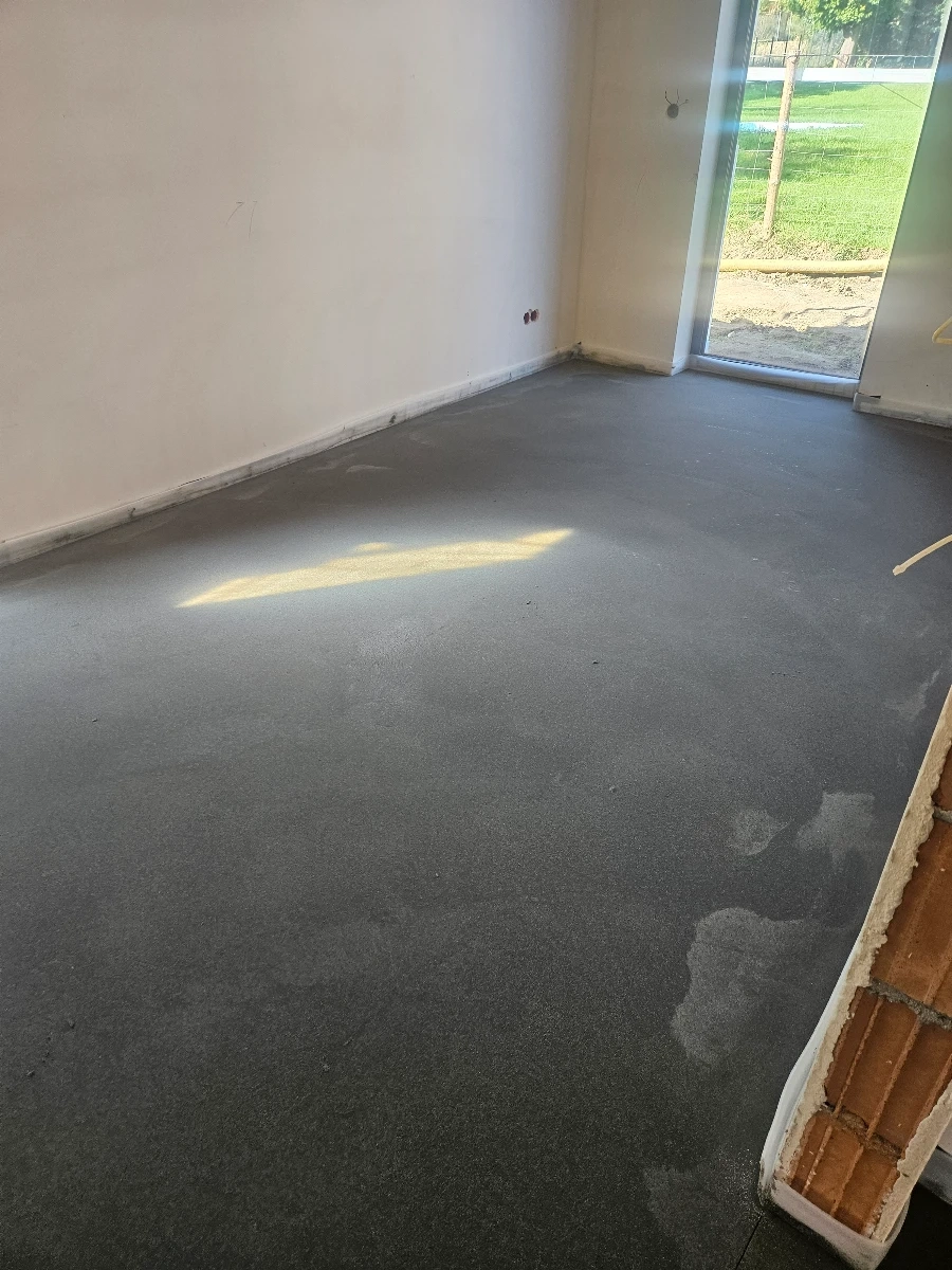 Pomieszczenie z równą, świeżo wykonaną wylewką cementową – Wylewki