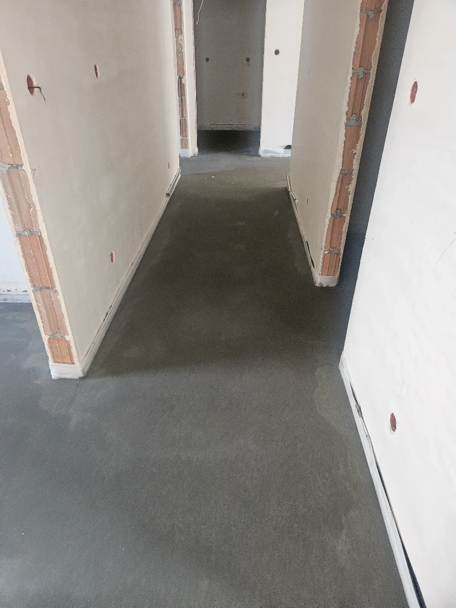 Wylewki na posadzce korytarza w domu w stanie deweloperskim
