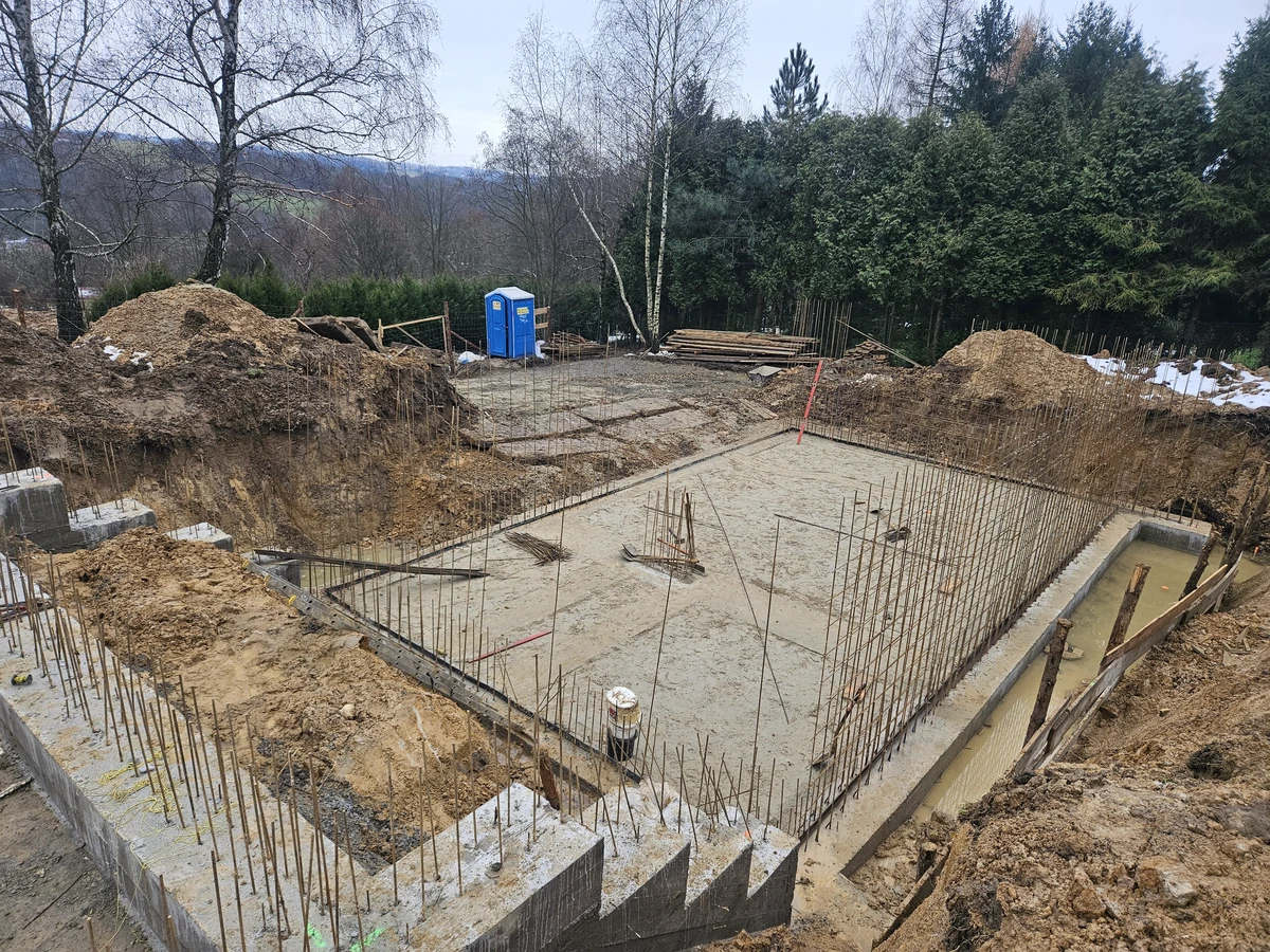 Wykop i płyta fundamentowa z zbrojeniem przygotowane pod budowę domu jednorodzinnego – Fundamenty