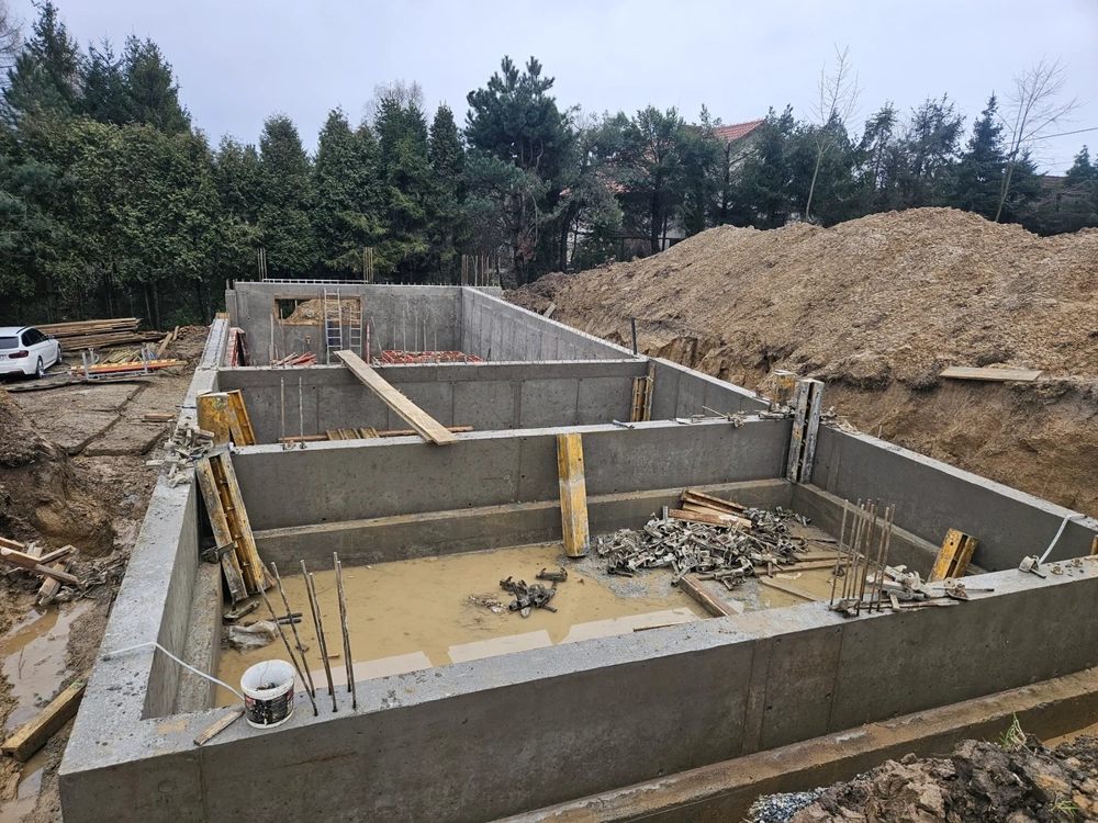Zbrojone fundamenty zalane betonem w wykopie pod dom jednorodzinny