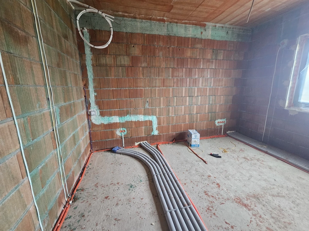 Rury elektroinstalacyjne na surowej posadzce i przewody na ceglanej ścianie – instalacje elektryczne