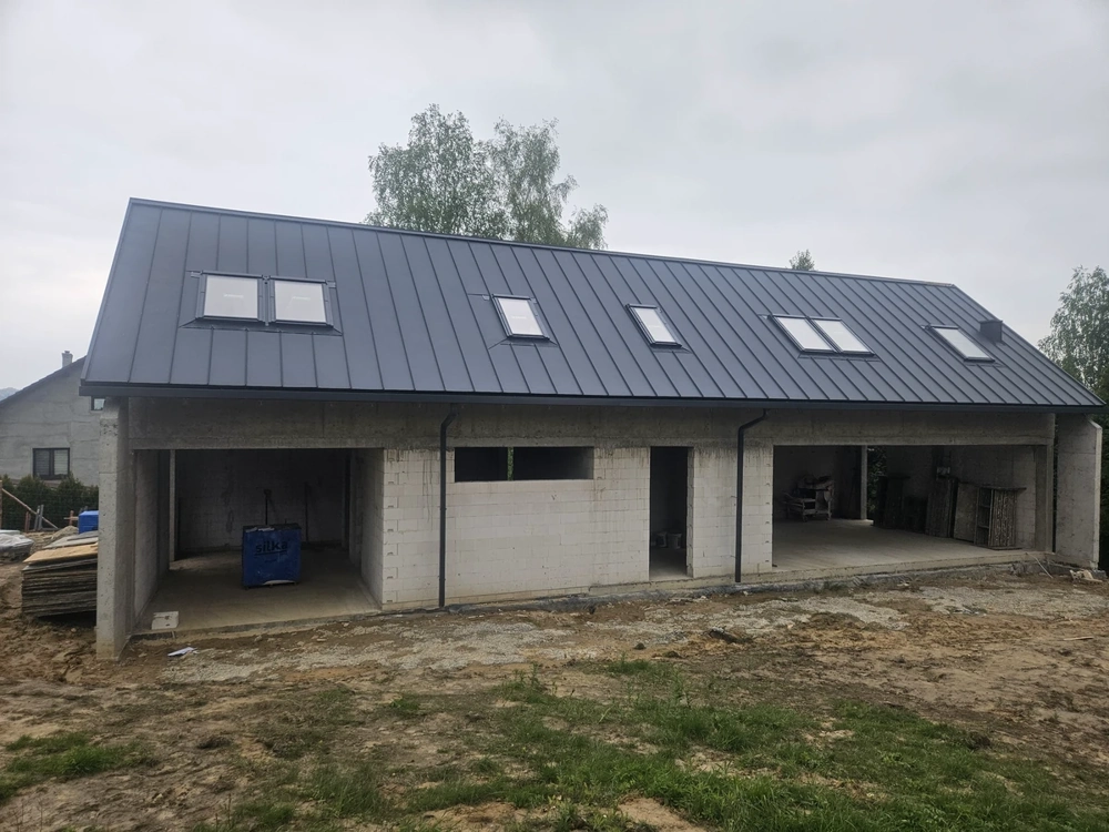 Budynek w stanie surowym zamkniętym z bloczków i dachem z oknami dachowymi