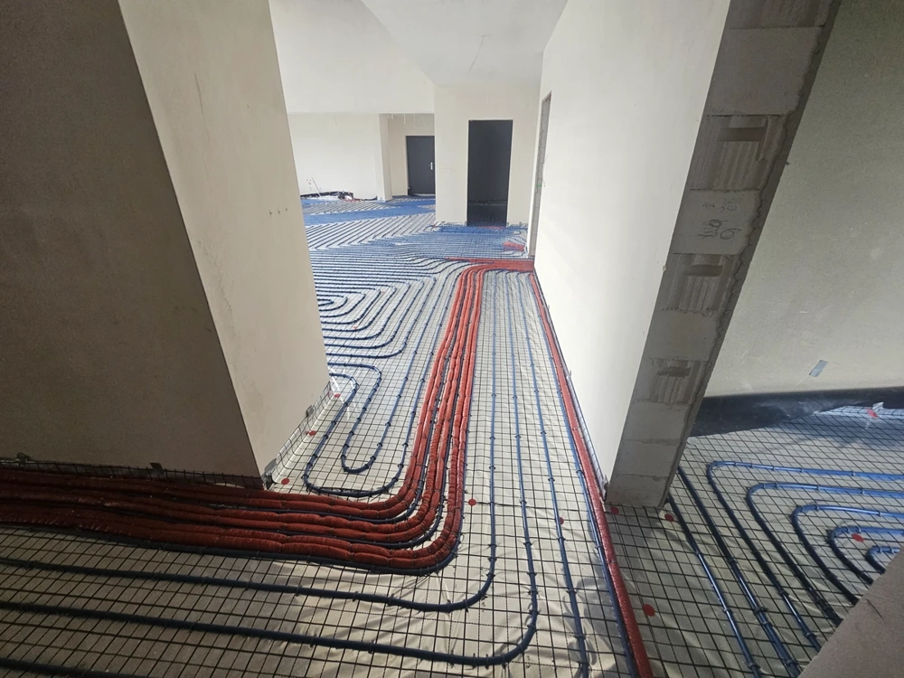 Podłogowe instalacje hydrauliczne – rury ogrzewania podłogowego ułożone na stalowej siatce zbrojeniowej