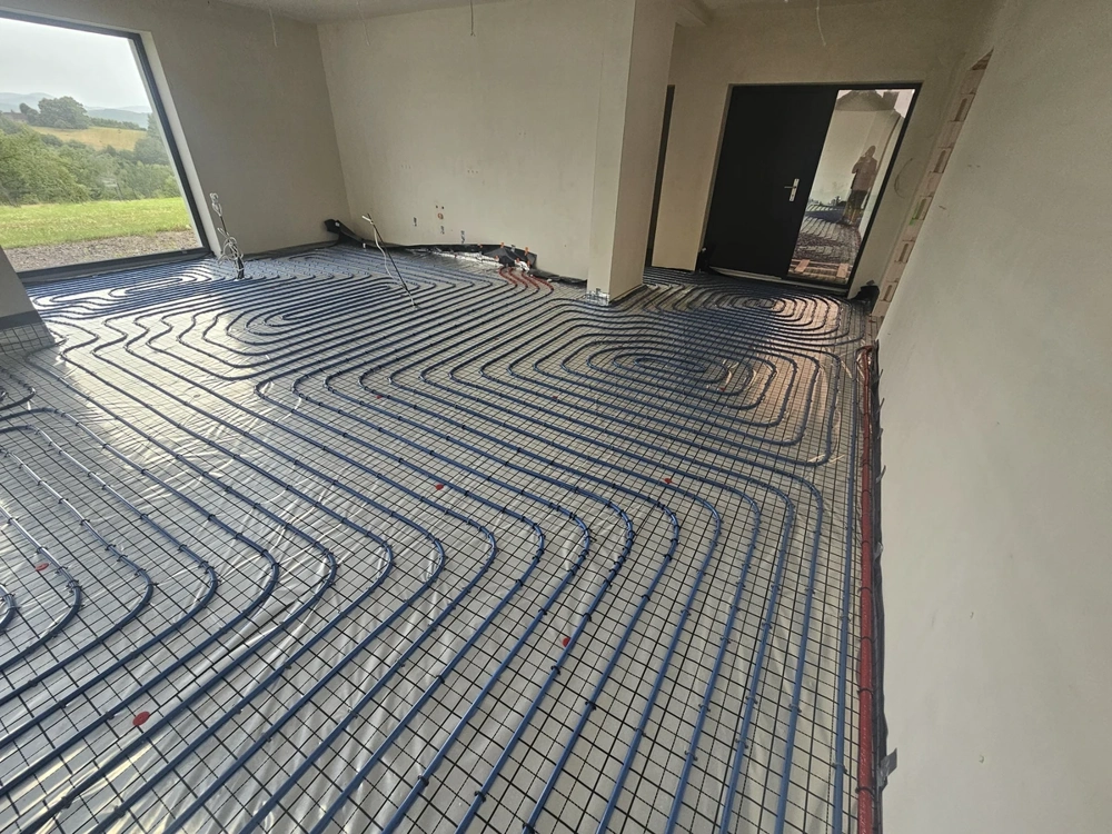 Instalacje hydrauliczne podłogowe – układanie rur na siatce zbrojeniowej przed wylewką