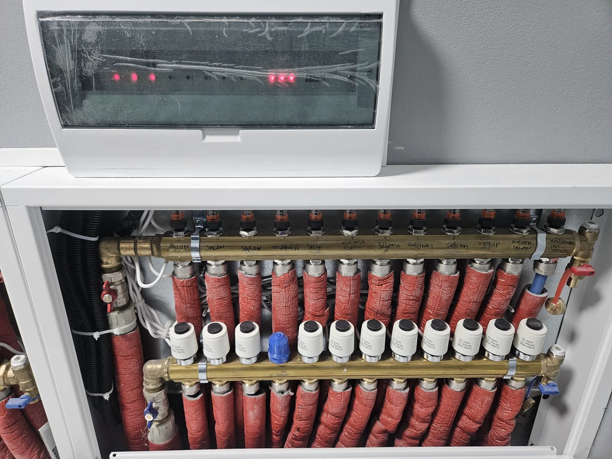 Instalacje hydrauliczne: rozbudowany rozdzielacz do ogrzewania podłogowego z zaworami i siłownikami