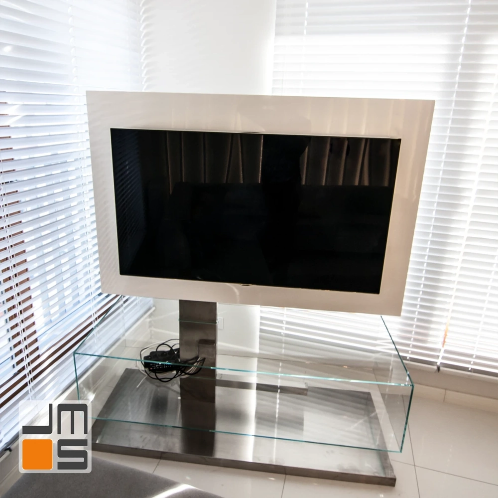 Nowoczesny elektryczny kominek zamontowany na szklanym stojaku w salonie, wykończenia wnętrz