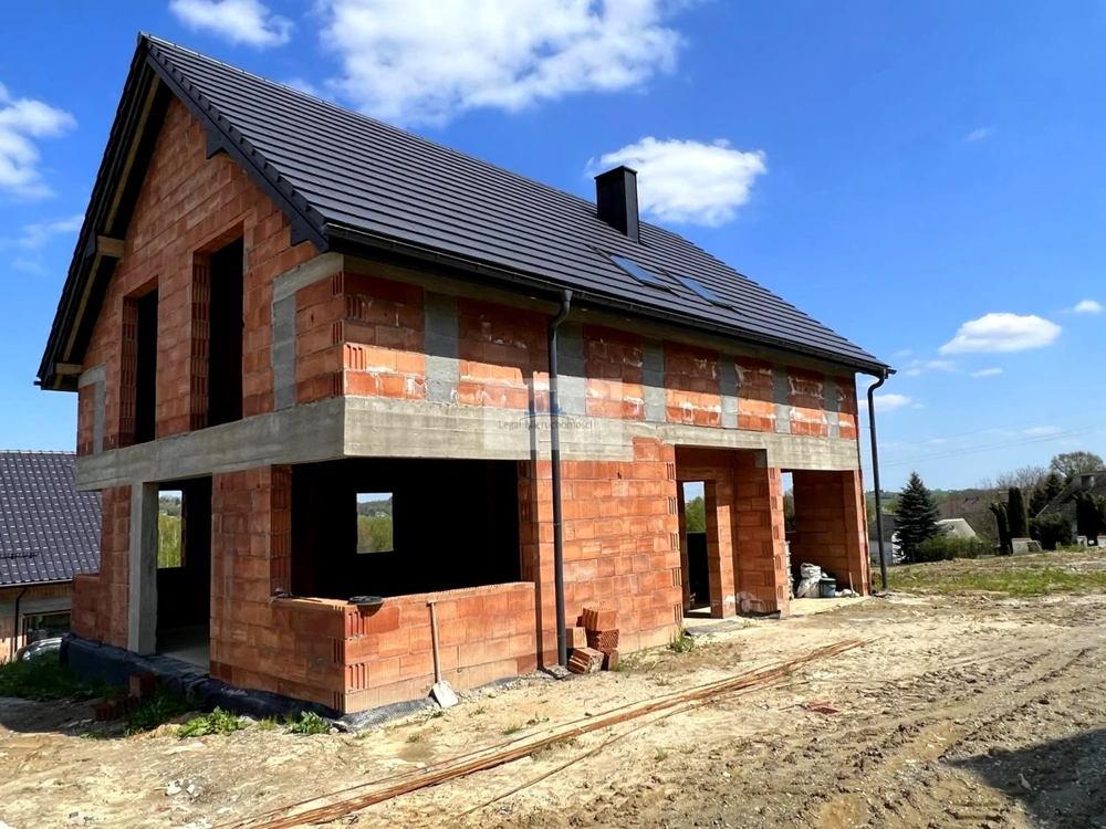 Dom jednorodzinny w stanie surowym zamkniętym – murowana konstrukcja i dach z pokryciem