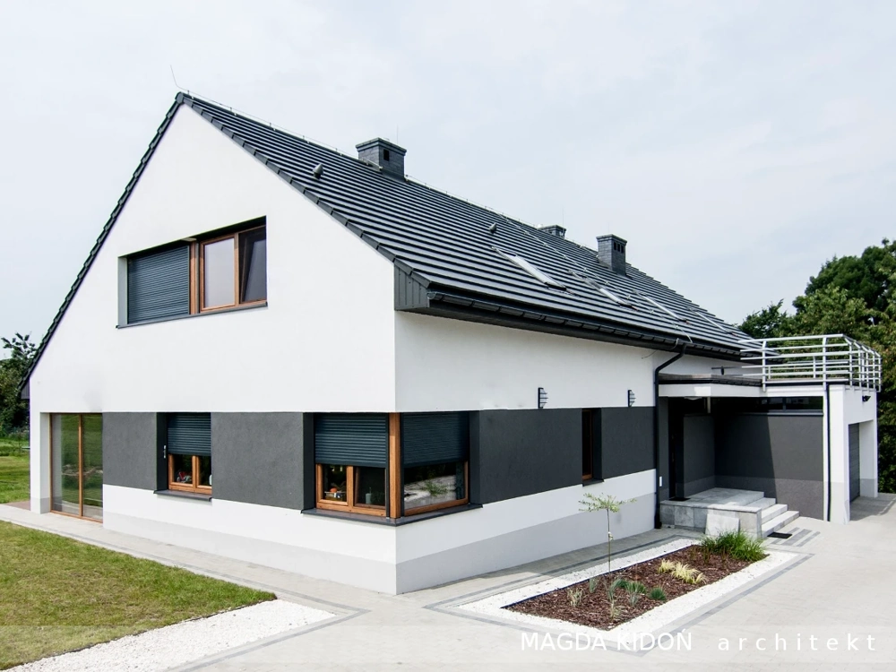 Elewacje nowoczesnego domu jednorodzinnego w bieli i graficie z podjazdem