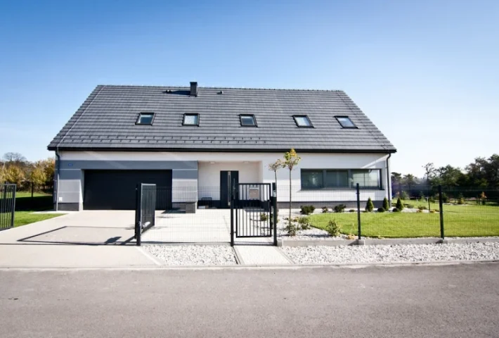 Nowoczesny dom jednorodzinny z ogrodzeniem i elewacją Budowa domu