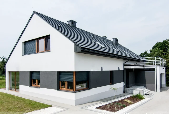 Elewacje nowoczesnego domu jednorodzinnego z białym tynkiem i grafitowymi akcentami