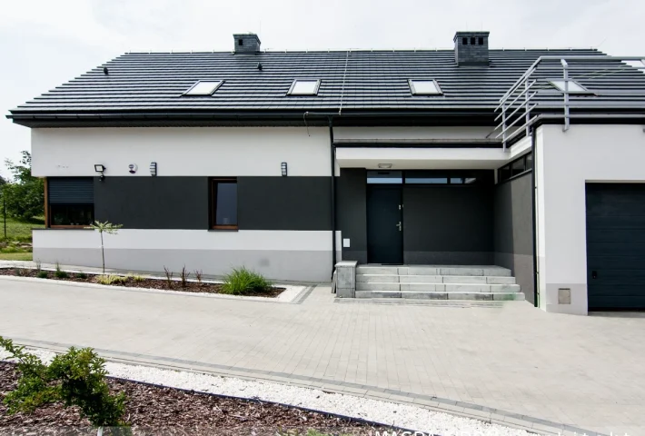 Domy jednorodzinne: nowoczesny dom z elewacją w odcieniach szarości, podjazdem i tarasem